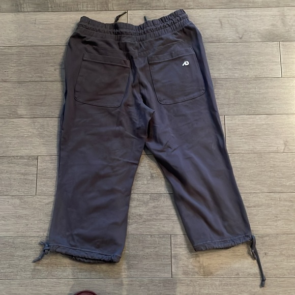 NIKE cropped grey jogging pants with pockets. Size Small - Picture 2 of 13